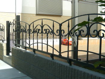 鋳物調のフェンスと片側門扉
