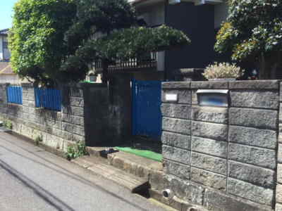 施工前の青色のフェンスと門扉