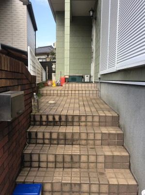施工前の玄関へのアプローチ階段