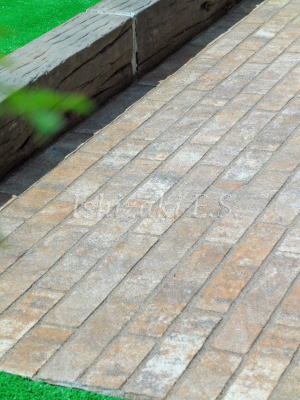 アプローチの舗装材「フラシア」とコンクリート枕木の花壇