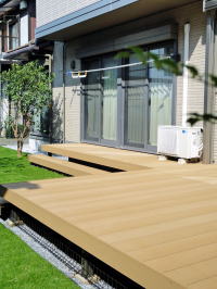 人工木材のウッドデッキ×人工芝でストレスフリーな庭のリフォームを　印西市Ｎ邸