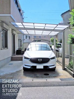 雨でも濡れないようにカーポートを設置した車庫と自転車置場"