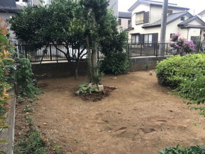 土と樹木で雑草のお手入れが大変だった施工前の敷地